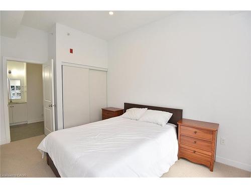 4040 Upper Middle Road, Burlington, ON - Indoor Photo Showing Bedroom