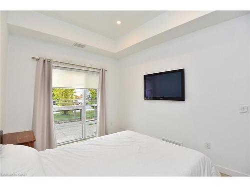 4040 Upper Middle Road, Burlington, ON - Indoor Photo Showing Bedroom