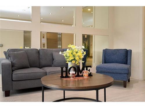 4040 Upper Middle Road, Burlington, ON - Indoor Photo Showing Living Room