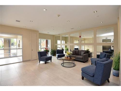 4040 Upper Middle Road, Burlington, ON - Indoor Photo Showing Living Room