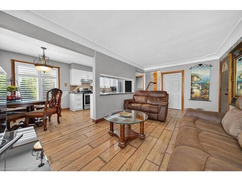 117 Sunrise Drive, Hamilton, ON - Indoor Photo Showing Living Room