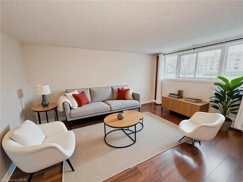 1-26 Woodfern Court, Kitchener, ON - Indoor Photo Showing Living Room