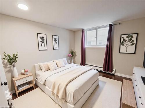 1-26 Woodfern Court, Kitchener, ON - Indoor Photo Showing Bedroom