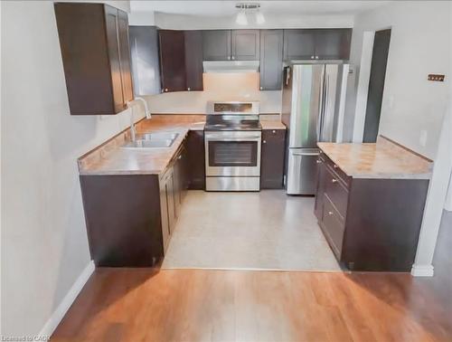1-26 Woodfern Court, Kitchener, ON - Indoor Photo Showing Kitchen