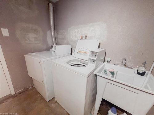 1-26 Woodfern Court, Kitchener, ON - Indoor Photo Showing Laundry Room