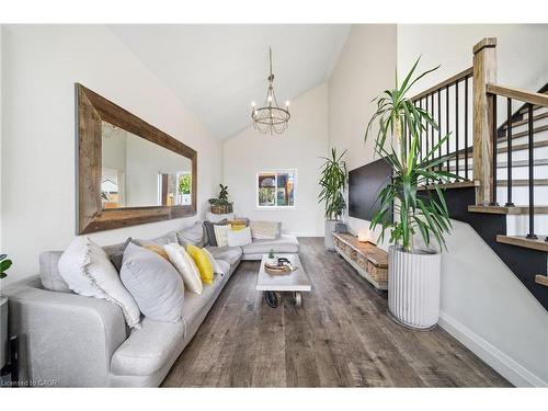 136 Braemar Avenue, Caledonia, ON - Indoor Photo Showing Living Room