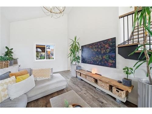 136 Braemar Avenue, Caledonia, ON - Indoor Photo Showing Living Room