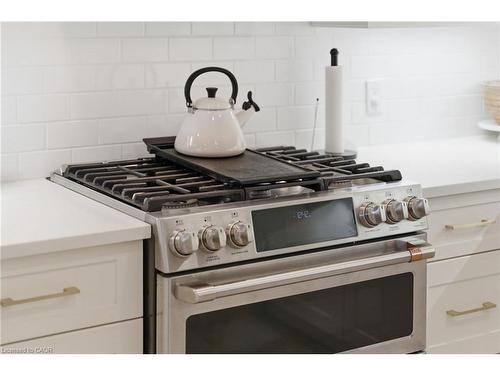 136 Braemar Avenue, Caledonia, ON - Indoor Photo Showing Kitchen With Upgraded Kitchen