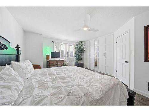136 Braemar Avenue, Caledonia, ON - Indoor Photo Showing Bedroom