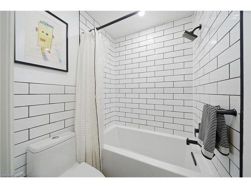 136 Braemar Avenue, Caledonia, ON - Indoor Photo Showing Bathroom