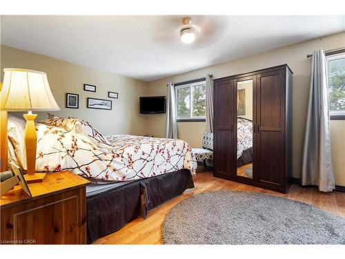1486 Reynolds Avenue, Burlington, ON - Indoor Photo Showing Bedroom
