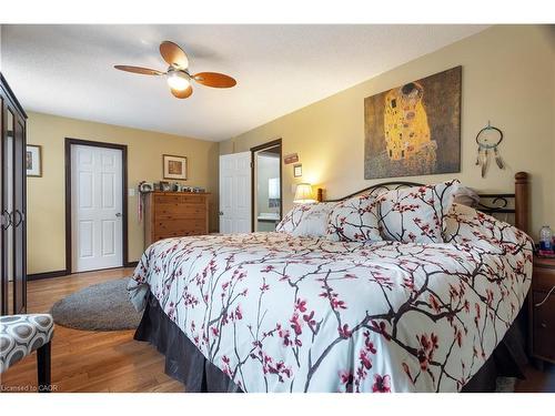1486 Reynolds Avenue, Burlington, ON - Indoor Photo Showing Bedroom