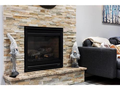 1486 Reynolds Avenue, Burlington, ON - Indoor Photo Showing Living Room With Fireplace
