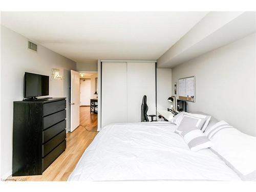 403-5080 Pinedale Avenue, Burlington, ON - Indoor Photo Showing Bedroom