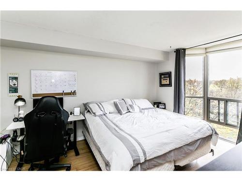 403-5080 Pinedale Avenue, Burlington, ON - Indoor Photo Showing Bedroom