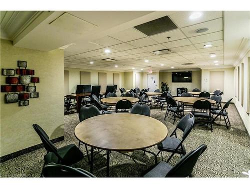 403-5080 Pinedale Avenue, Burlington, ON - Indoor Photo Showing Dining Room