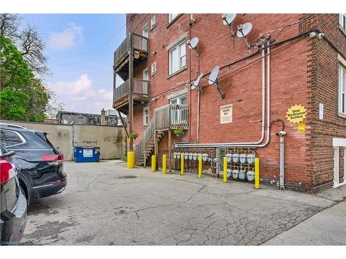 4-120 Sherman Avenue S, Hamilton, ON - Outdoor