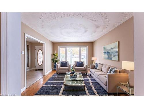 162 Solomon Crescent, Hamilton, ON - Indoor Photo Showing Living Room
