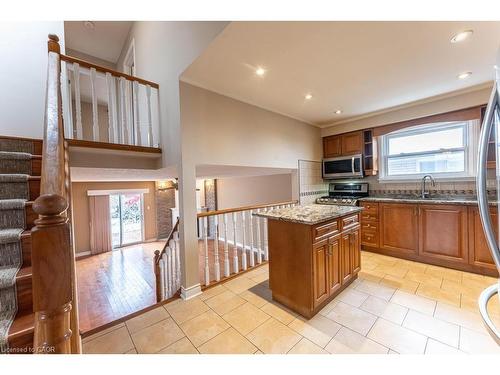162 Solomon Crescent, Hamilton, ON - Indoor Photo Showing Kitchen