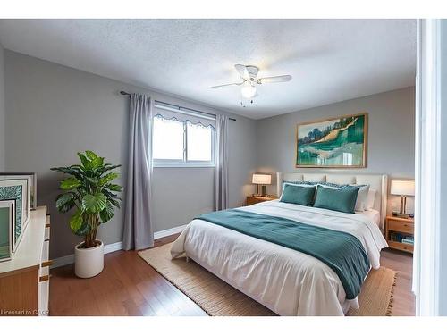 162 Solomon Crescent, Hamilton, ON - Indoor Photo Showing Bedroom