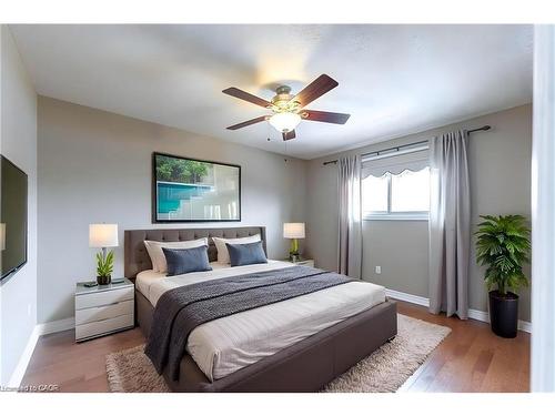 162 Solomon Crescent, Hamilton, ON - Indoor Photo Showing Bedroom