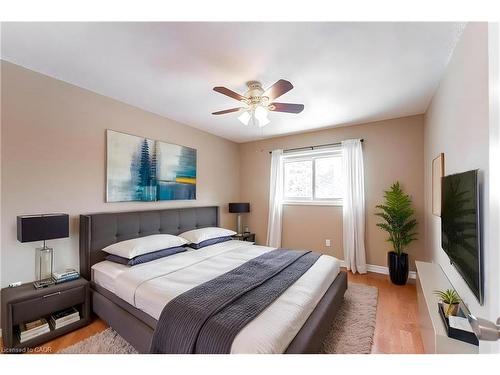 162 Solomon Crescent, Hamilton, ON - Indoor Photo Showing Bedroom