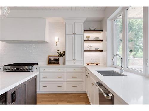 684 Peele Boulevard, Burlington, ON - Indoor Photo Showing Kitchen With Upgraded Kitchen