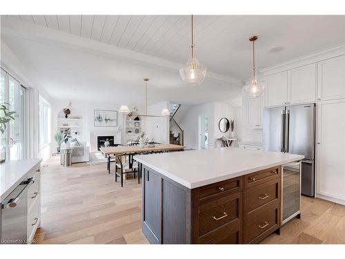 684 Peele Boulevard, Burlington, ON - Indoor Photo Showing Kitchen With Upgraded Kitchen