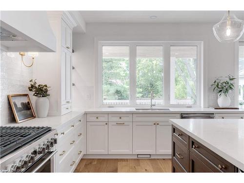 684 Peele Boulevard, Burlington, ON - Indoor Photo Showing Kitchen