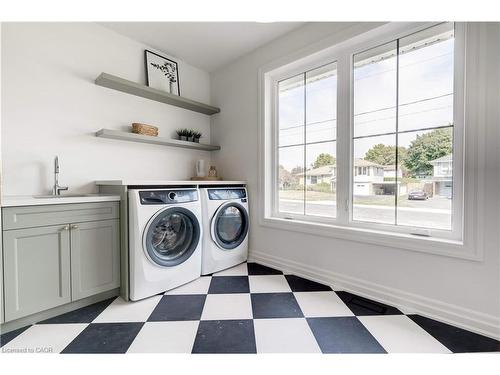 684 Peele Boulevard, Burlington, ON - Indoor Photo Showing Laundry Room