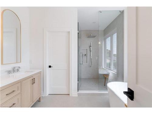 684 Peele Boulevard, Burlington, ON - Indoor Photo Showing Bathroom
