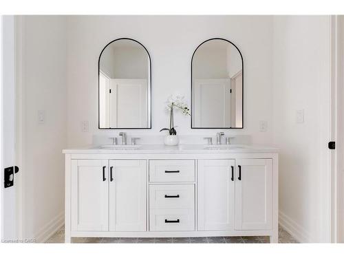 684 Peele Boulevard, Burlington, ON - Indoor Photo Showing Bathroom
