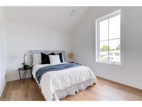 684 Peele Boulevard, Burlington, ON - Indoor Photo Showing Bedroom