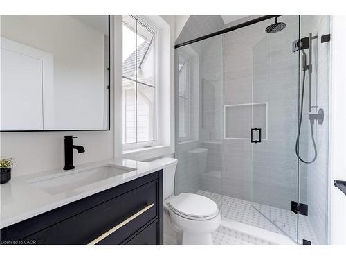 684 Peele Boulevard, Burlington, ON - Indoor Photo Showing Bathroom