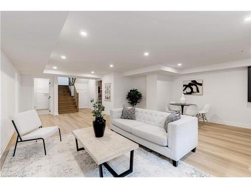 684 Peele Boulevard, Burlington, ON - Indoor Photo Showing Living Room
