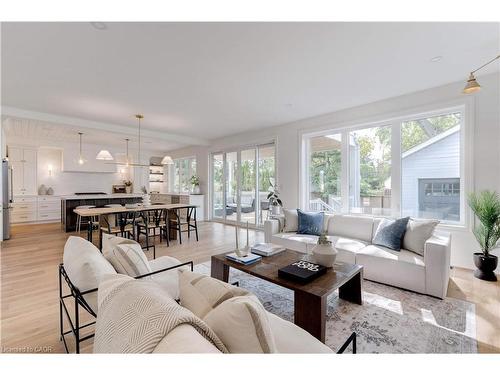 684 Peele Boulevard, Burlington, ON - Indoor Photo Showing Living Room