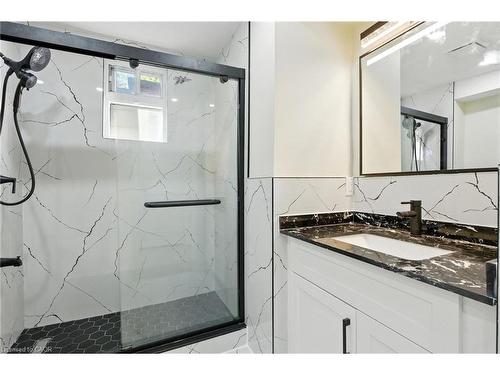 9 Alice Street, Hamilton, ON - Indoor Photo Showing Bathroom