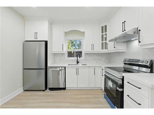 9 Alice Street, Hamilton, ON - Indoor Photo Showing Kitchen