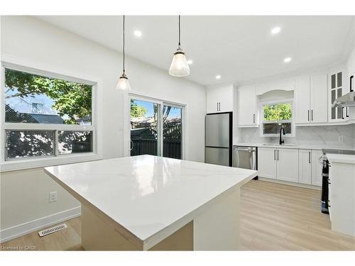 9 Alice Street, Hamilton, ON - Indoor Photo Showing Kitchen