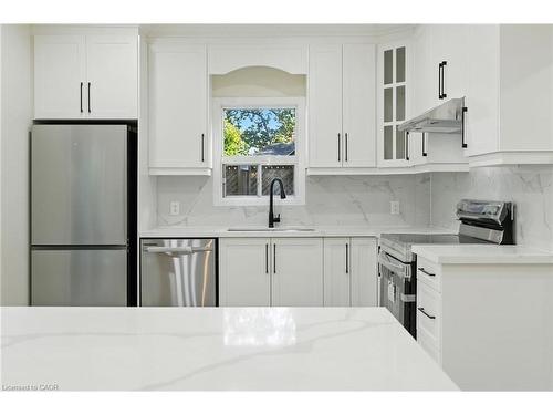 9 Alice Street, Hamilton, ON - Indoor Photo Showing Kitchen