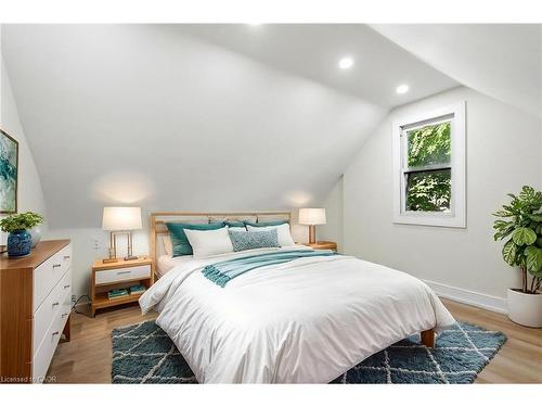 9 Alice Street, Hamilton, ON - Indoor Photo Showing Bedroom