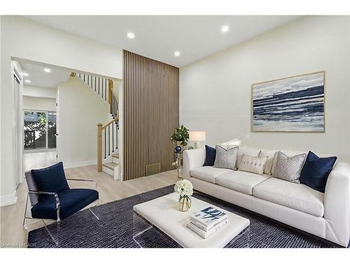 9 Alice Street, Hamilton, ON - Indoor Photo Showing Living Room