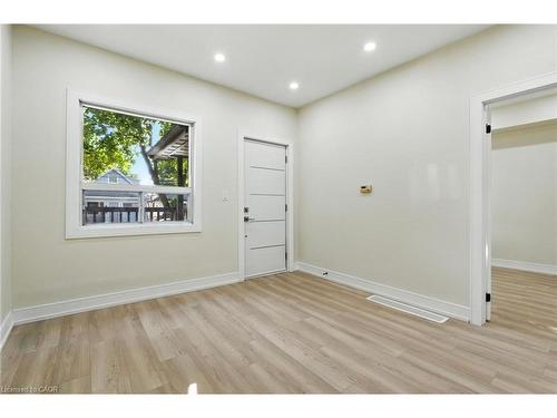 9 Alice Street, Hamilton, ON - Indoor Photo Showing Other Room