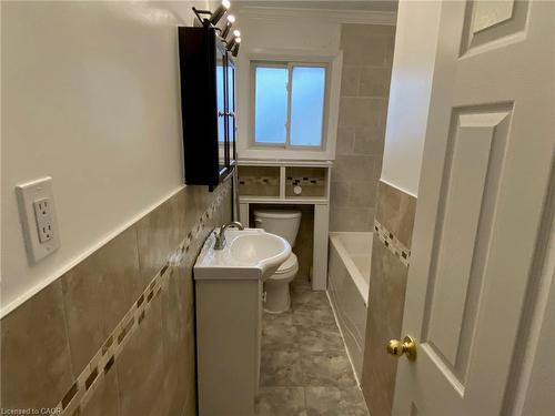 Main-11 Parkdale Avenue S, Hamilton, ON - Indoor Photo Showing Bathroom