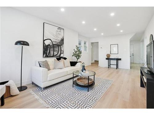 41 Cameron Avenue S, Hamilton, ON - Indoor Photo Showing Living Room