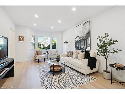 41 Cameron Avenue S, Hamilton, ON - Indoor Photo Showing Living Room