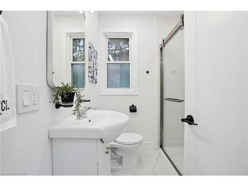 41 Cameron Avenue S, Hamilton, ON - Indoor Photo Showing Bathroom