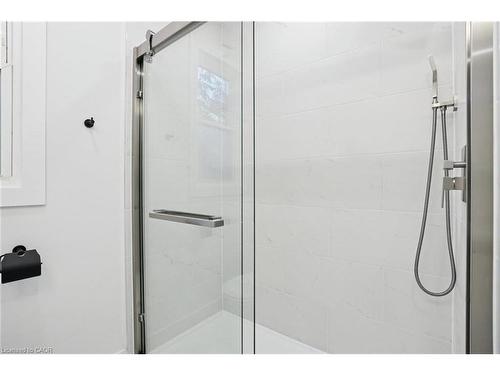 41 Cameron Avenue S, Hamilton, ON - Indoor Photo Showing Bathroom