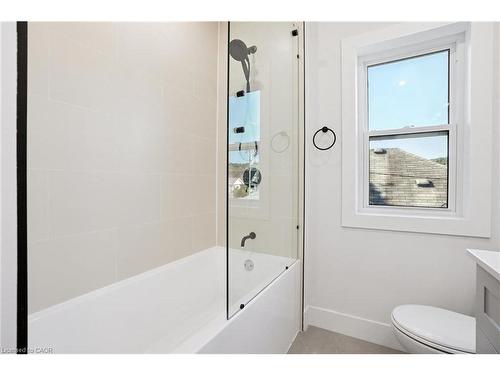 41 Cameron Avenue S, Hamilton, ON - Indoor Photo Showing Bathroom