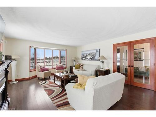 3810 River Road, Caledonia, ON - Indoor Photo Showing Living Room